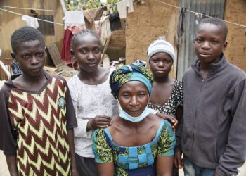 Hajaratu con i figli superstiti all'attacco dei Fulani al villaggio