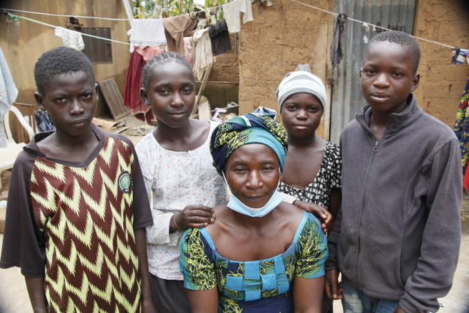 Hajaratu con i figli superstiti dopo l'attacco dei Fulani al villaggio