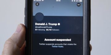 L'account Twitter di Donald Trump sospeso