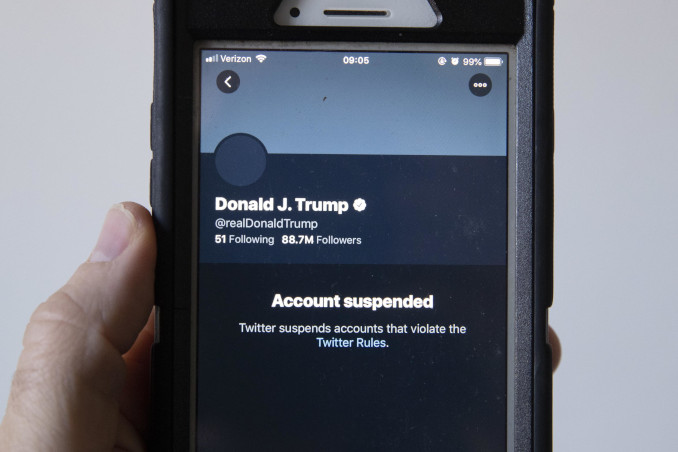 L'account Twitter di Donald Trump sospeso