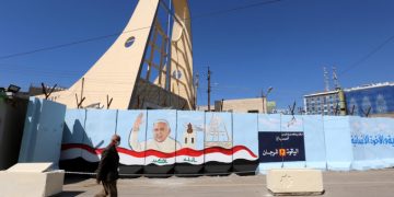 La chiesa di Nostra Signora della Salvezza a Baghdad, Iraq, decorata in attesa della visita di papa Francesco