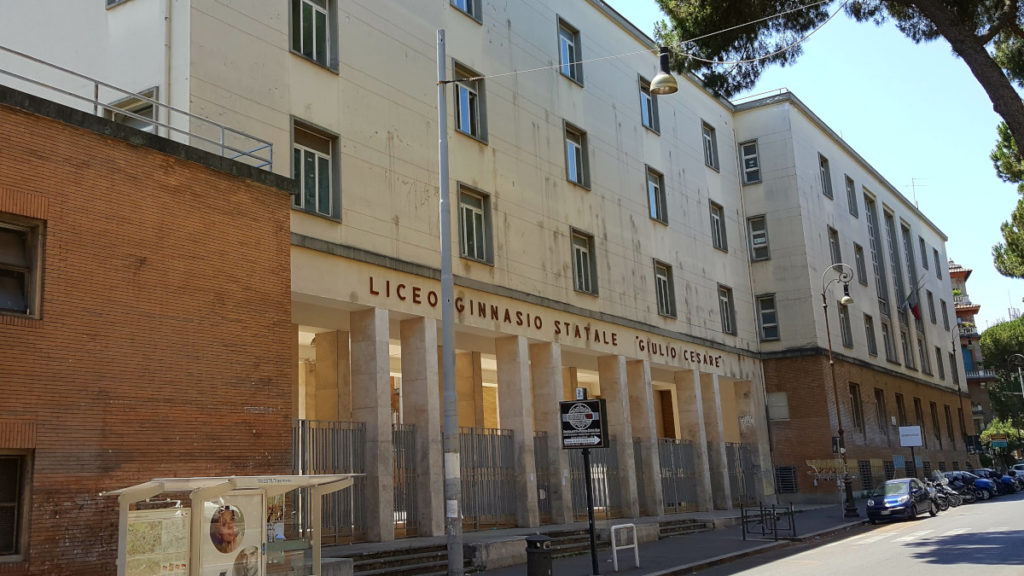 La facciata del liceo Giulio Cesare di Roma