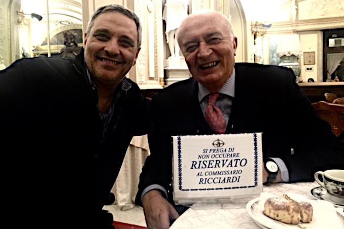 Maurizio De Giovanni e Pippo Corigliano al tavolo del Caffè Gambrinus di Napoli "riservato al commissario Ricciardi"