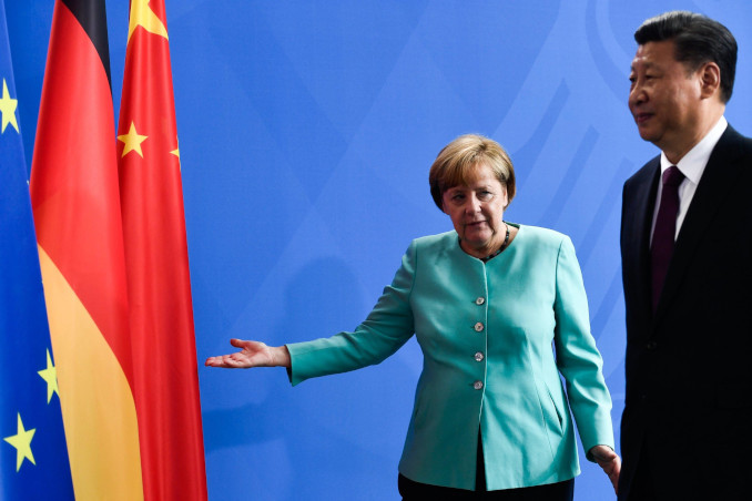 Xi Jinping con Angela Merkel in visita a Berlino