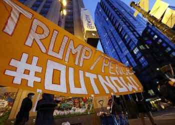 Protesta contro l’ex presidente Usa Donald Trump e il suo vice Mike Pence all’esterno della sede di Twitter a San Francisco