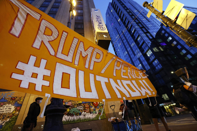 Protesta contro l’ex presidente Usa Donald Trump e il suo vice Mike Pence all’esterno della sede di Twitter a San Francisco
