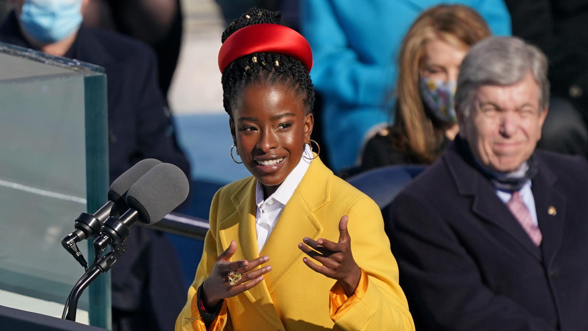 Amanda Gorman sul palco del giuramento di Biden