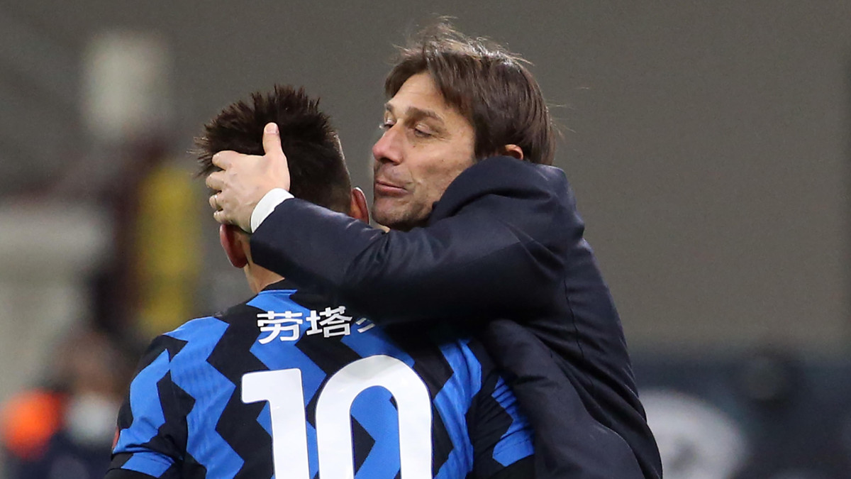 Antonio Conte abbraccia Lautaro Martinez