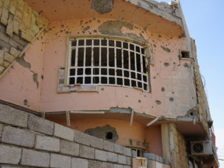 Segni di colpi di arma da fuoco lasciati dall'Isis su un edificio di Bartella, Iraq