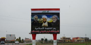 Manifesto inneggiante a leader sciiti iraniani all'ingresso di Bartella, Iraq