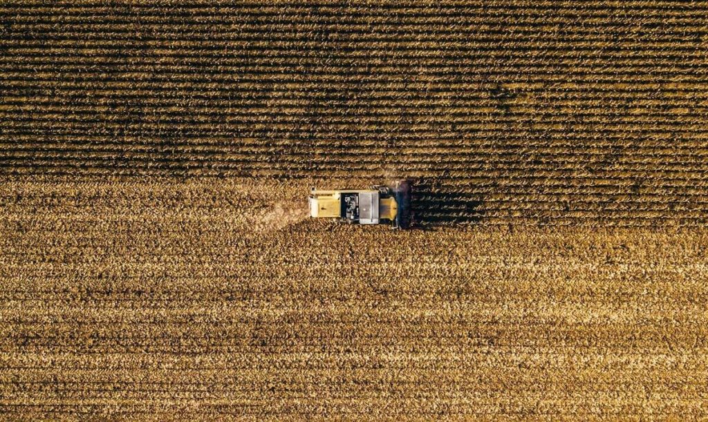 campo agricolo trattore vista drone