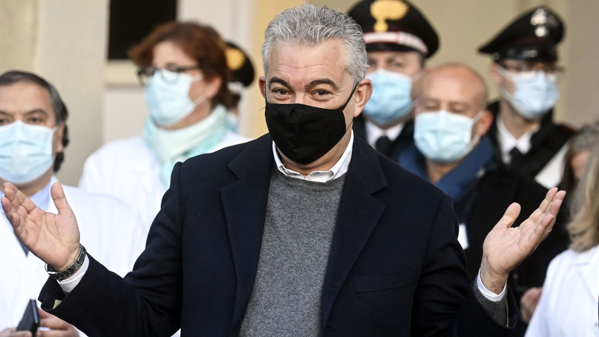 Domenico Arcuri con la mascherina anti Covid-19