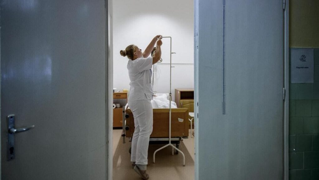 Un medico prepara un'eutanasia in Olanda