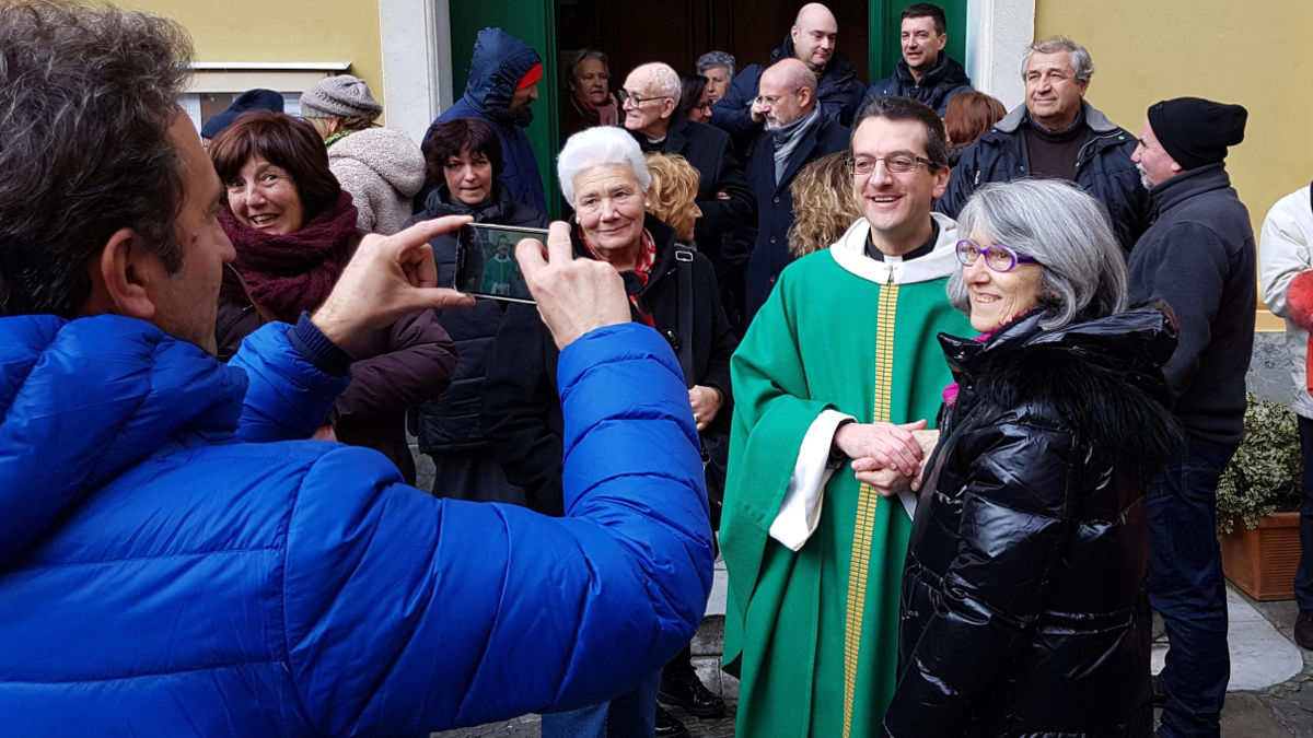 Don Giulio Mignani, parroco di Bonassola, tra i fedeli davanti alla chiesa