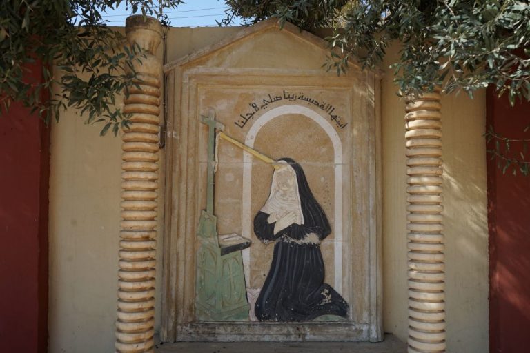 «Qui nella chiesa di Karamles hanno sparato al tabernacolo»