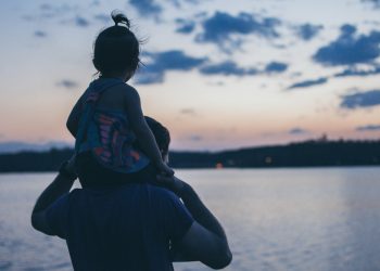 Papà con la figlia sulle spalle