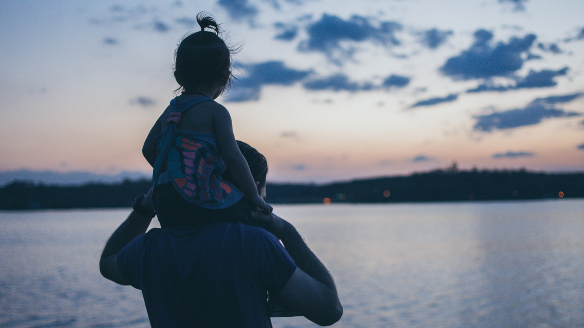 Papà con la figlia sulle spalle