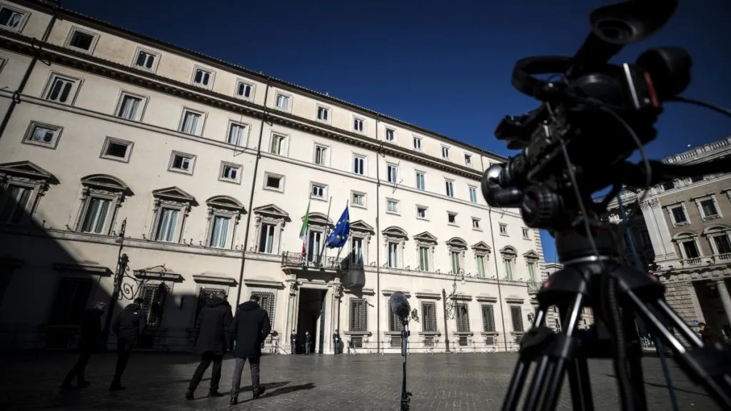 Telecamera davanti a Palazzo Chigi