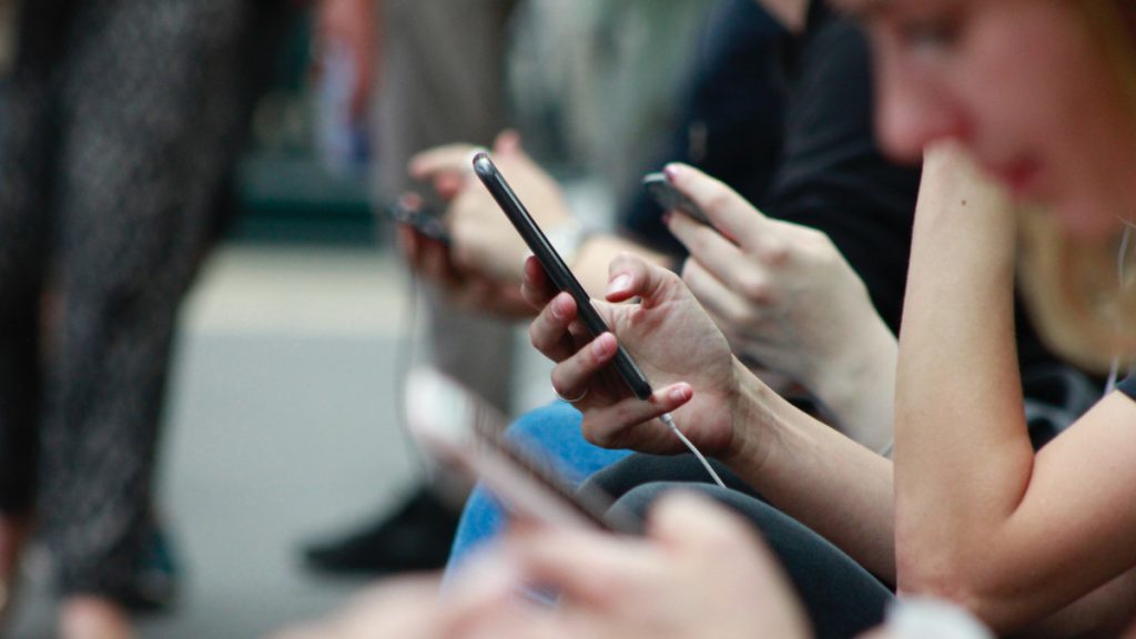 Gruppo di persone con smartphone in mano