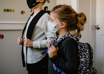 Bambini pronti a rientrare a scuola con protezioni anti coronavirus