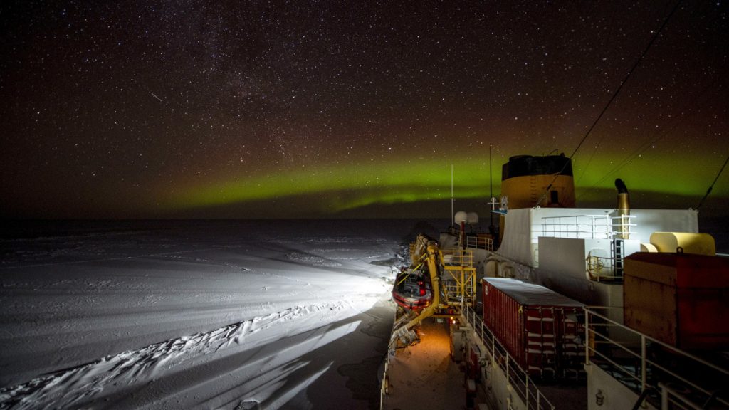 Immagine notturna della rompighiaccio Usa Polar Star nello Stretto di Bering