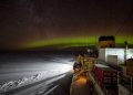 Immagine notturna della rompighiaccio Usa Polar Star nello Stretto di Bering