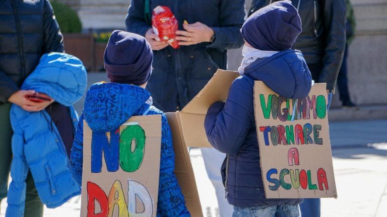Chiudere la scuola frena il Covid? Il governo non lo sa: «Mancano i dati»