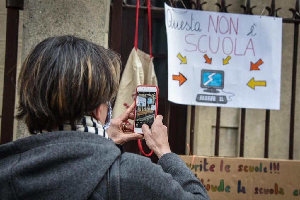 scuola in dad, un genitore fotografa un cartello di protesta