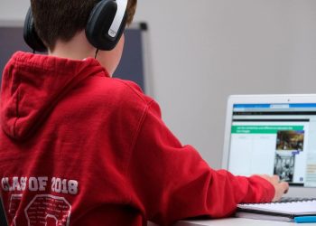 scuola studente fa lezione online davanti al computer