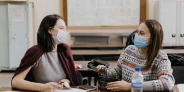 scuola, studentesse con mascherine anti covid-19