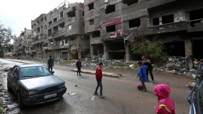 «Ci avete inflitto 10 anni di guerra e miseria. Toglieteci le sanzioni». Lettera dalla Siria