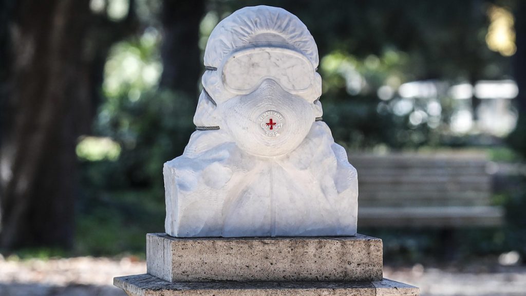 Busto di marmo in onore dei medici eroi dell'emergenza Covid-19 al Pincio, Roma