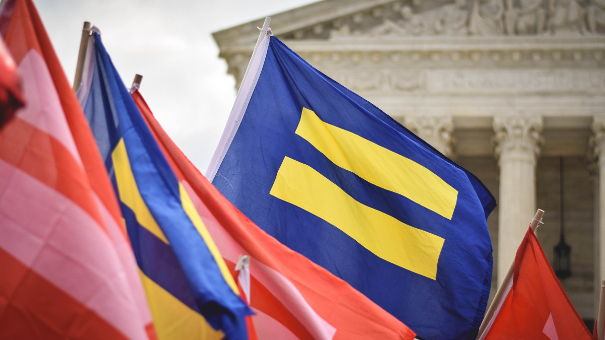 Bandiera con simbolo di uguale a una manifestazione per uguaglianza fra generi-sessi