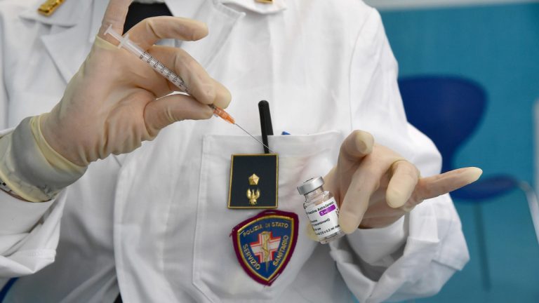 Avanti con la fiducia sul piano vaccini. Ma non trattateci da fessi