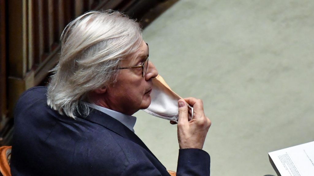 Vittorio Sgarbi in Parlamento con mascherina contro il Covid