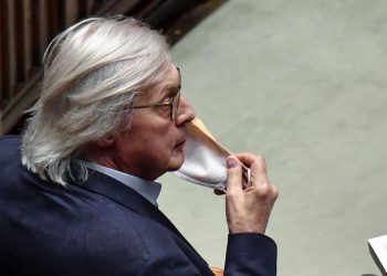 Vittorio Sgarbi in Parlamento con mascherina contro il Covid