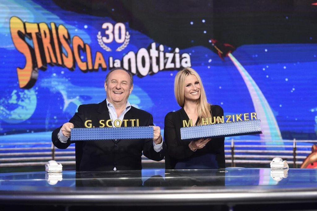 Gerry Scotti e Michelle Hunziker durante una puntata di Striscia la Notizia