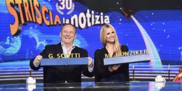 Gerry Scotti e Michelle Hunziker durante una puntata di Striscia la Notizia