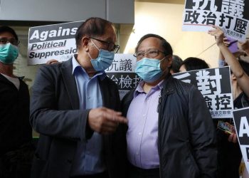 Albert Ho fuori dal tribunale di Hong Kong dopo la condanna al carcere