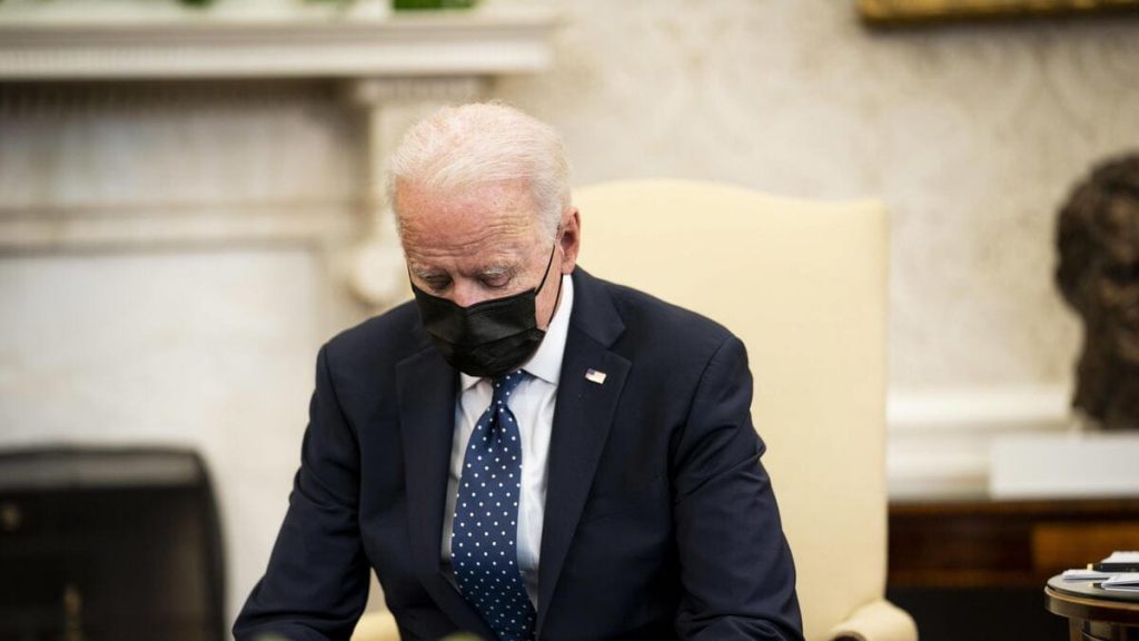 Il presidente americano Joe Biden durante un incontro nello Studio Ovale della Casa Bianca negli Stati Uniti