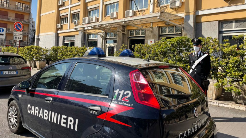 Auto dei carabinieri davanti all'assessorato alla Saluta della Sicilia