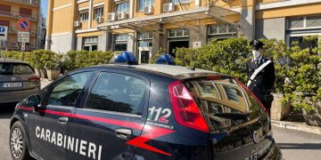 Auto dei carabinieri davanti all'assessorato alla Saluta della Sicilia