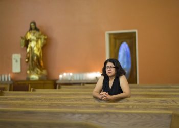 Una donna in una chiesa cattolica in Texas, Usa