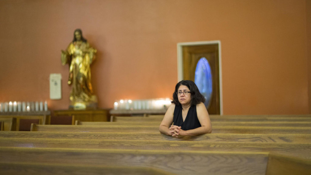 Una donna in una chiesa cattolica in Texas, Usa