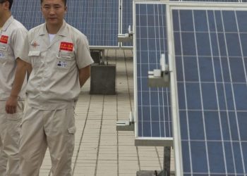 Dipendenti di un'azienda che produce pannelli solari in Cina