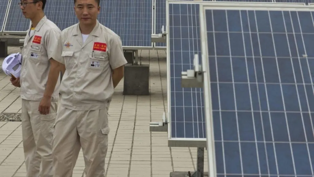 Dipendenti di un'azienda che produce pannelli solari in Cina