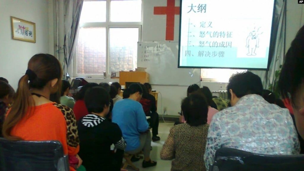 Un gruppo di cattolici si ritrova in una casa privata in Cina, nell'Hebei, per celebrare la Messa