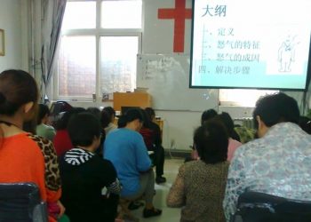 Un gruppo di cattolici si ritrova in una casa privata in Cina, nell'Hebei, per celebrare la Messa