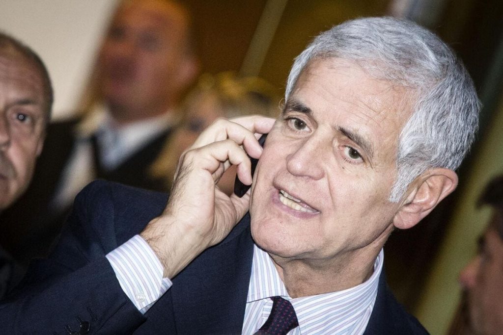 Roberto Formigoni parla al telefono