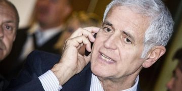 Roberto Formigoni parla al telefono